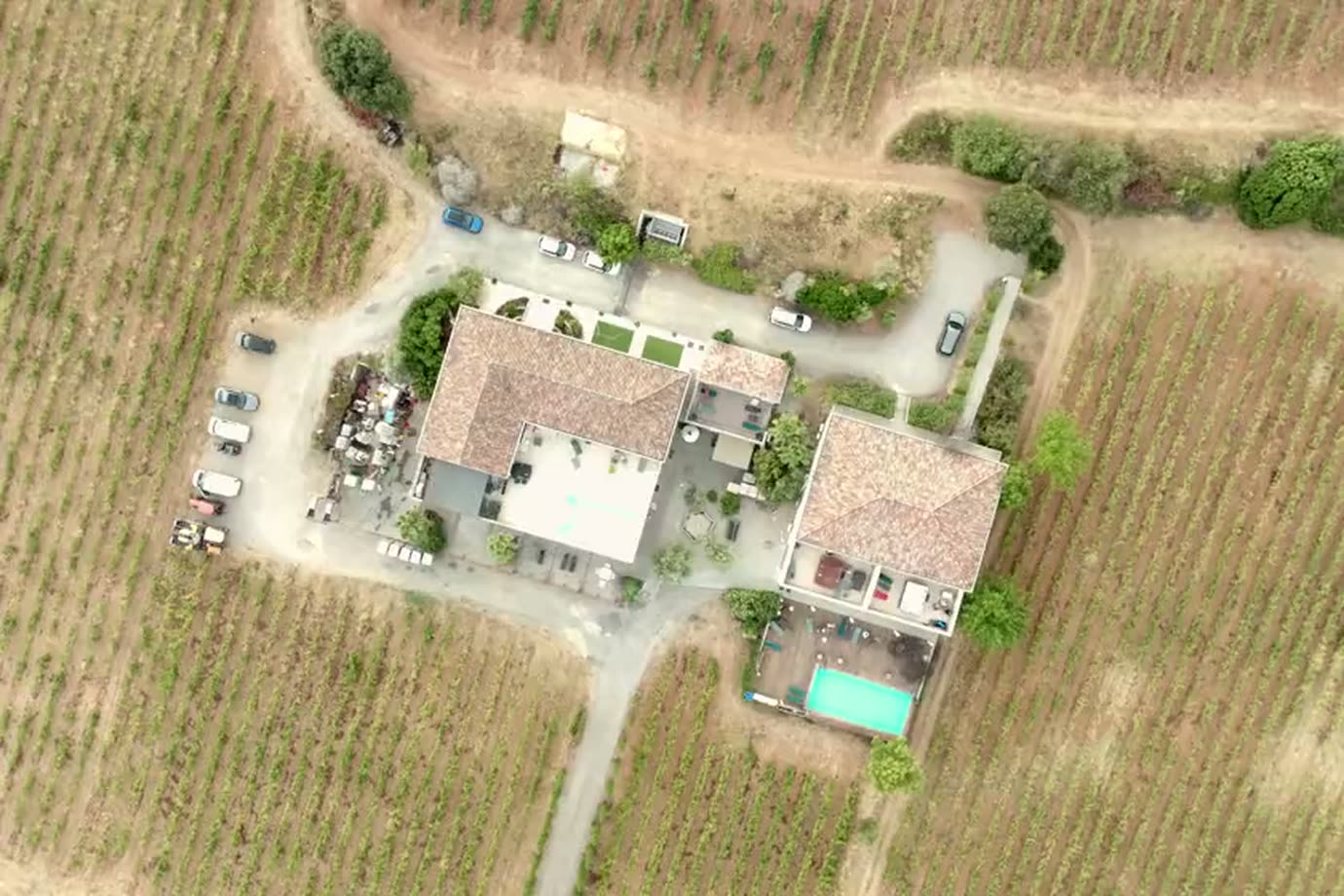 Le même mas vu à la verticale : toitures, cour, piscine et parcelles alentour.
