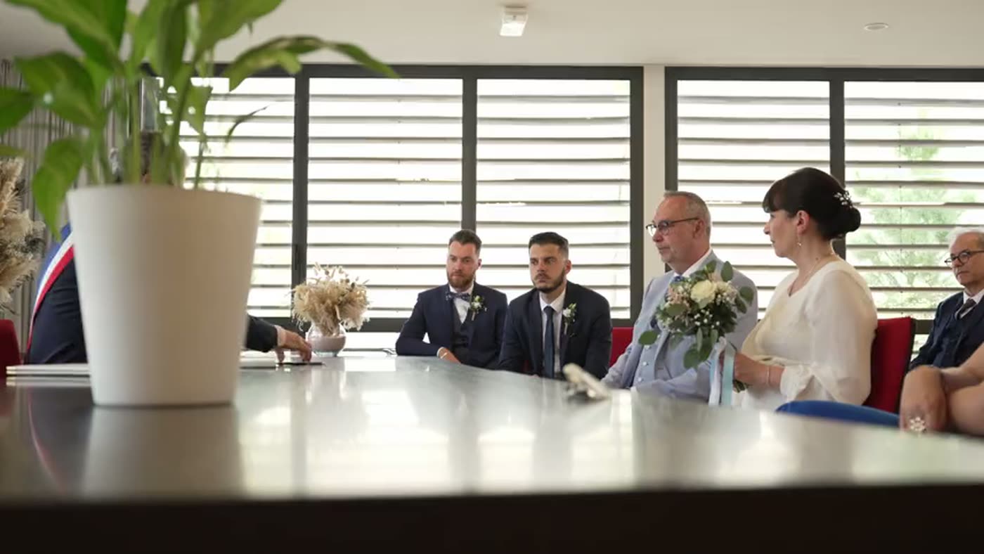 Cérémonie civile : les mariés et leurs témoins devant l'officier d'état civil.